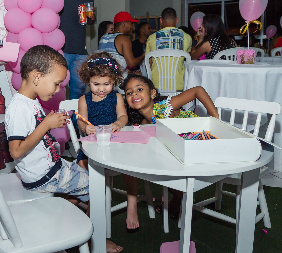 Crianças brincando na festa da Luísa pelo fotógrafo Douglas Maia