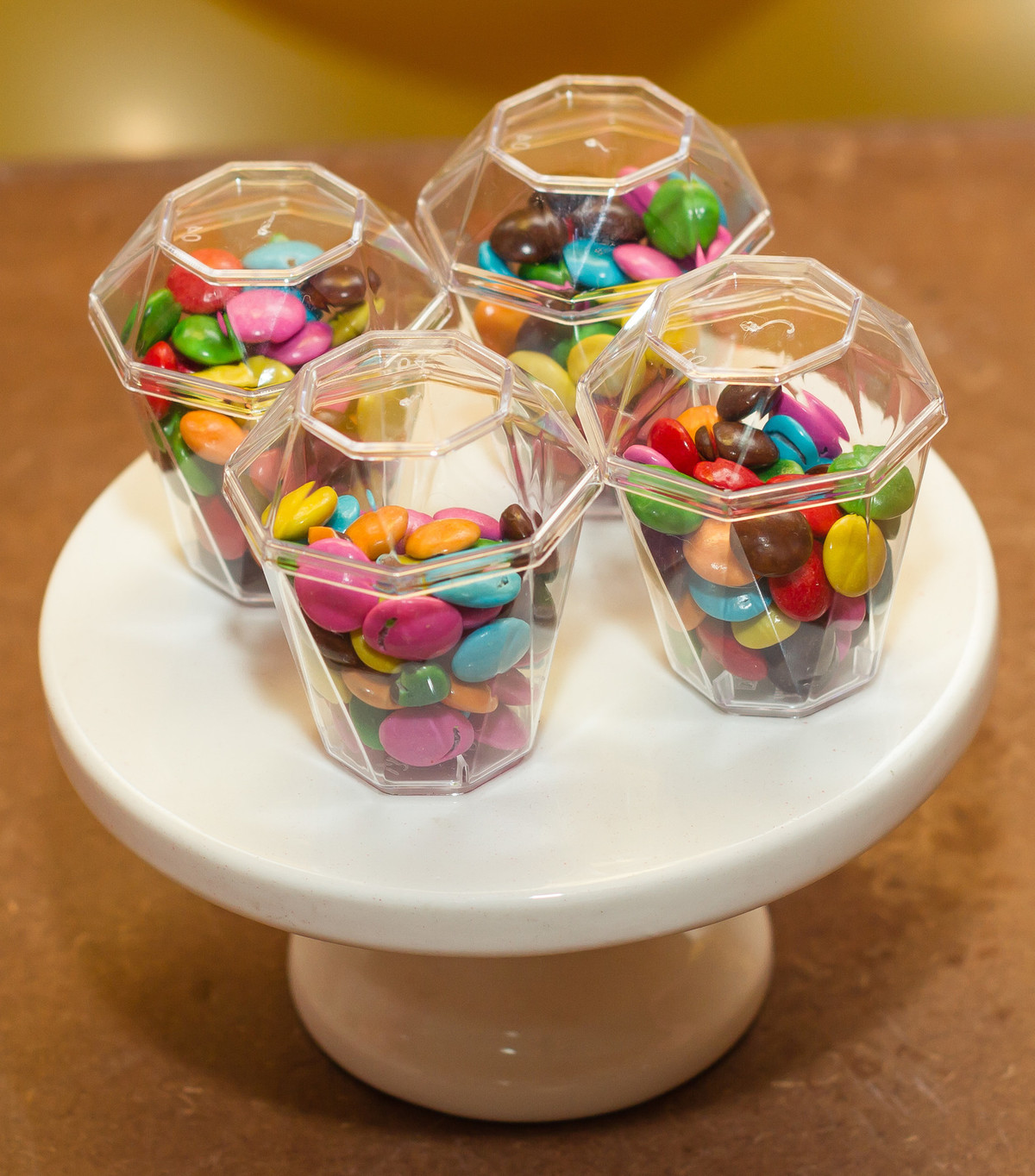 Caixa acrílico com confete na bandeja pelo fotógrafo Douglas Maia