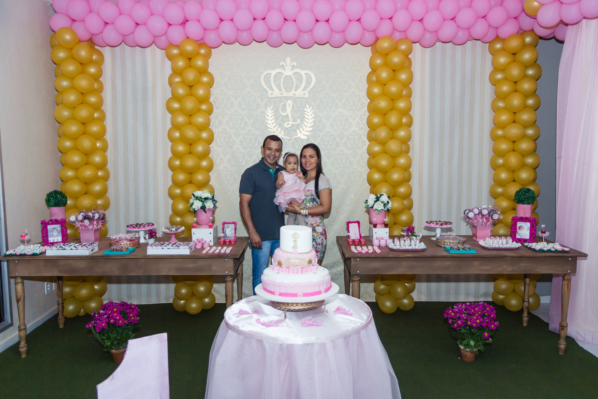 Família ao lado da mesa pelo fotógrafo Douglas Maia
