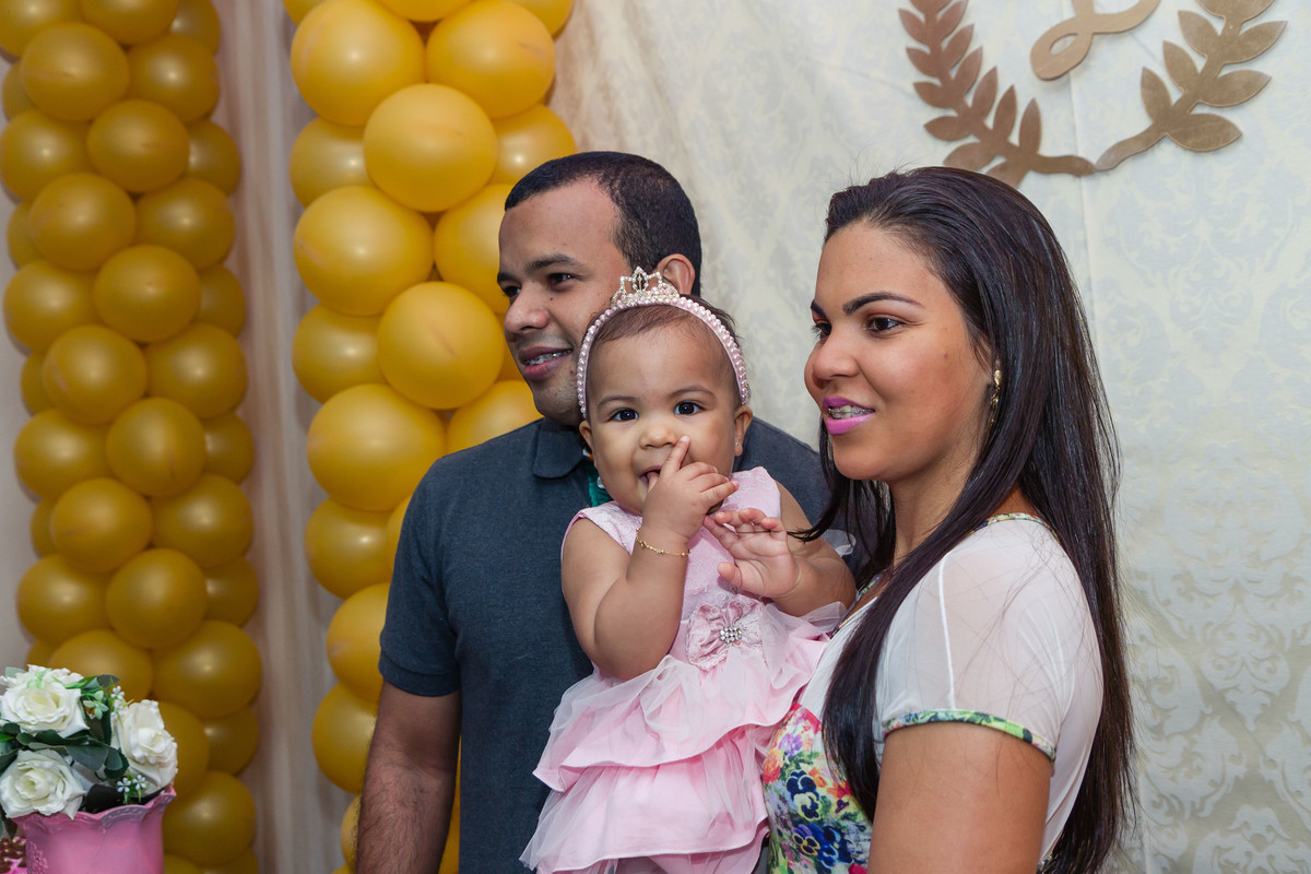 Luísa com dedo na boca pelo fotógrafo Douglas Maia