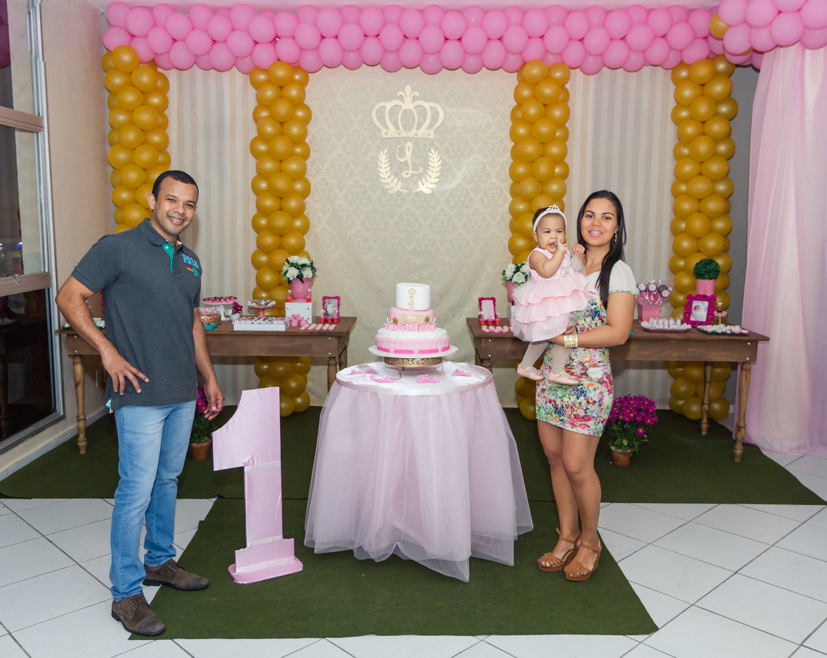 Família ao lado da mesa do bolo pelo fotógrafo Douglas Maia
