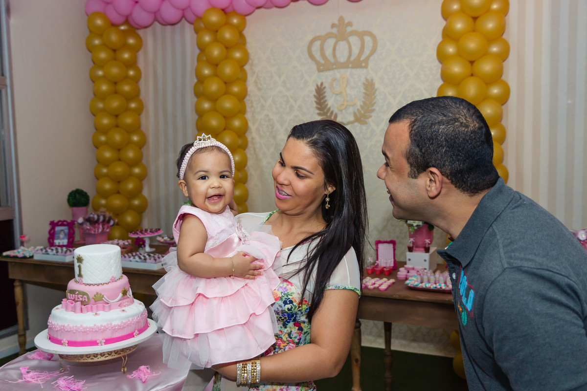 Luísa sorrindo pelo fotógrafo Douglas Maia