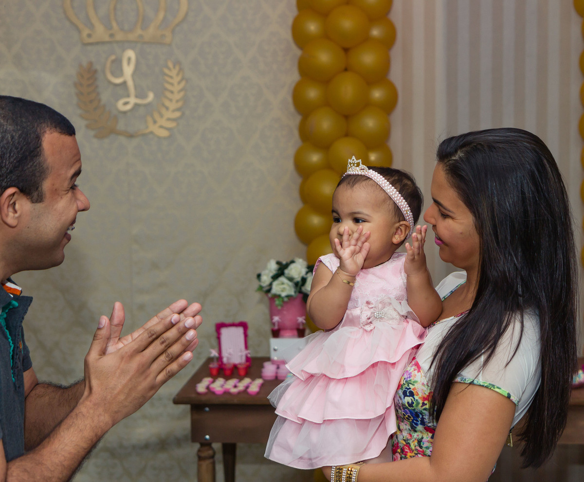 Luísa batendo palma pelo fotógrafo Douglas Maia