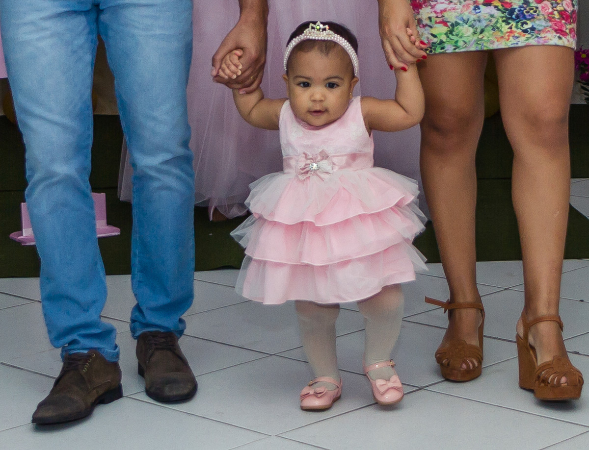 Luísa vestido rosa pelo fotógrafo Douglas Maia