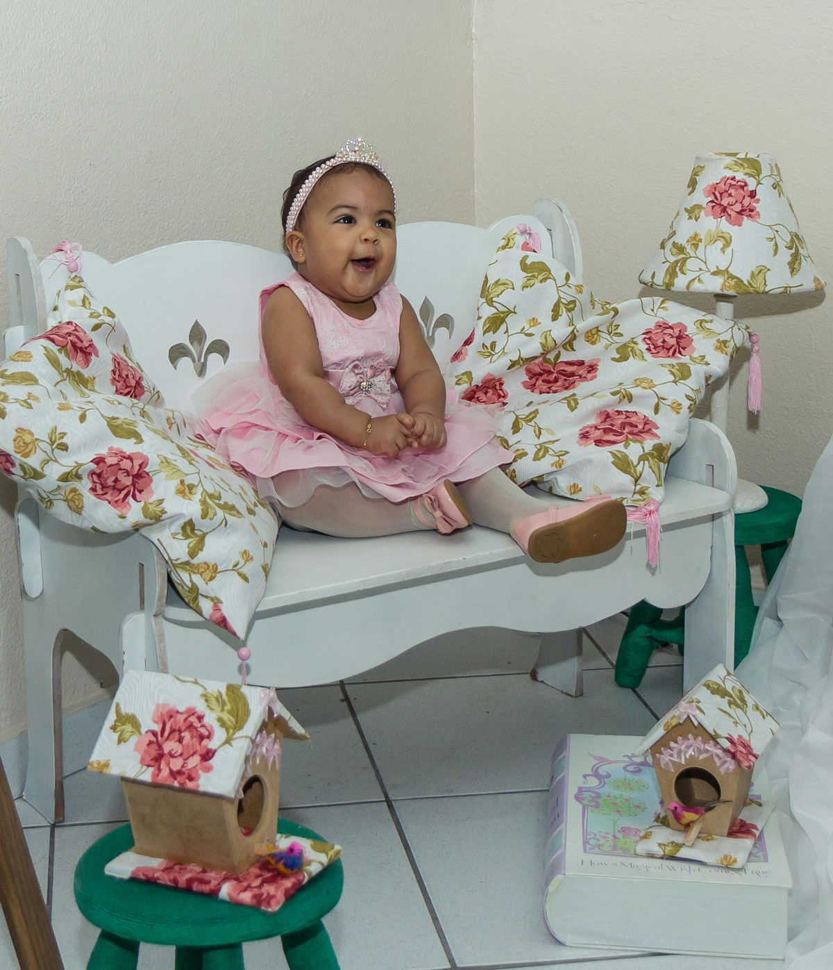 Luísa sorri pelo fotógrafo Douglas Maia