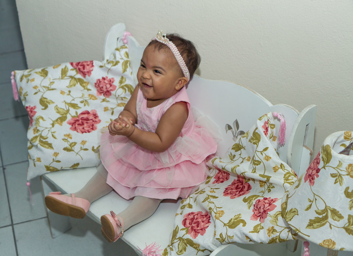 Luísa sorrindo pelo fotógrafo Douglas Maia