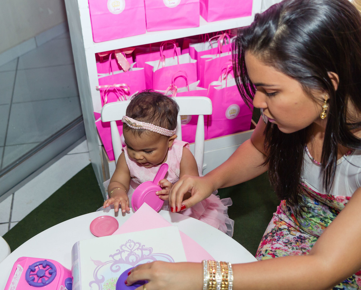 Mãe brinca com Luísa pelo fotógrafo Douglas Maia