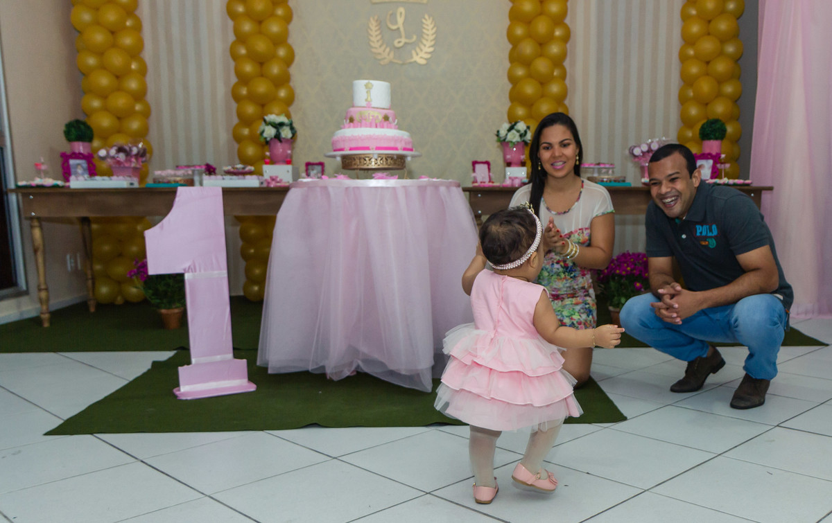 Luísa corre para os pais pelo fotógrafo Douglas Maia