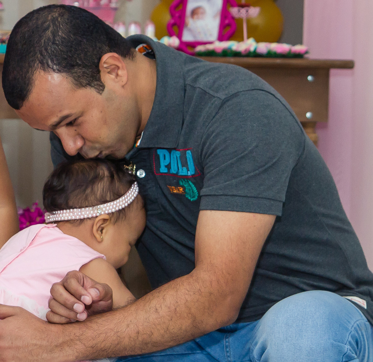 Beijo do papai pelo fotógrafo Douglas Maia
