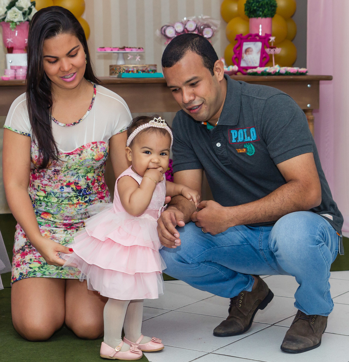 Luísa olha para a câmera pelo fotógrafo Douglas Maia
