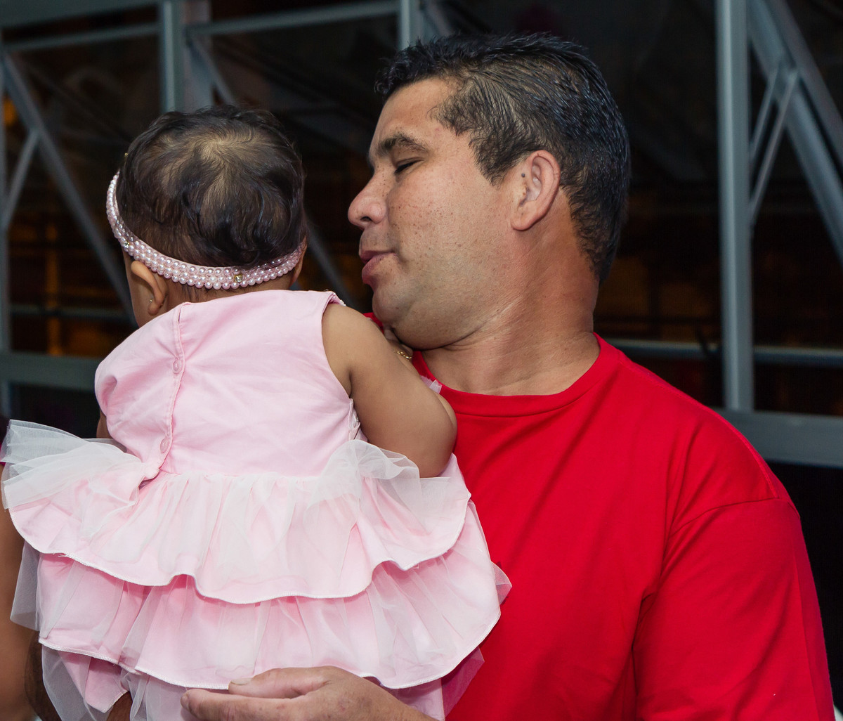 Luísa no colo do tio pelo fotógrafo Douglas Maia