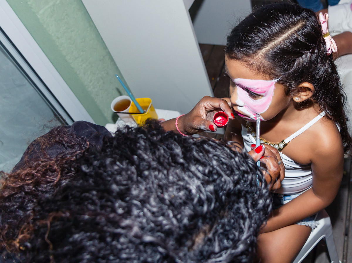 Menina com rosto pintado pelo fotógrafo Douglas Maia