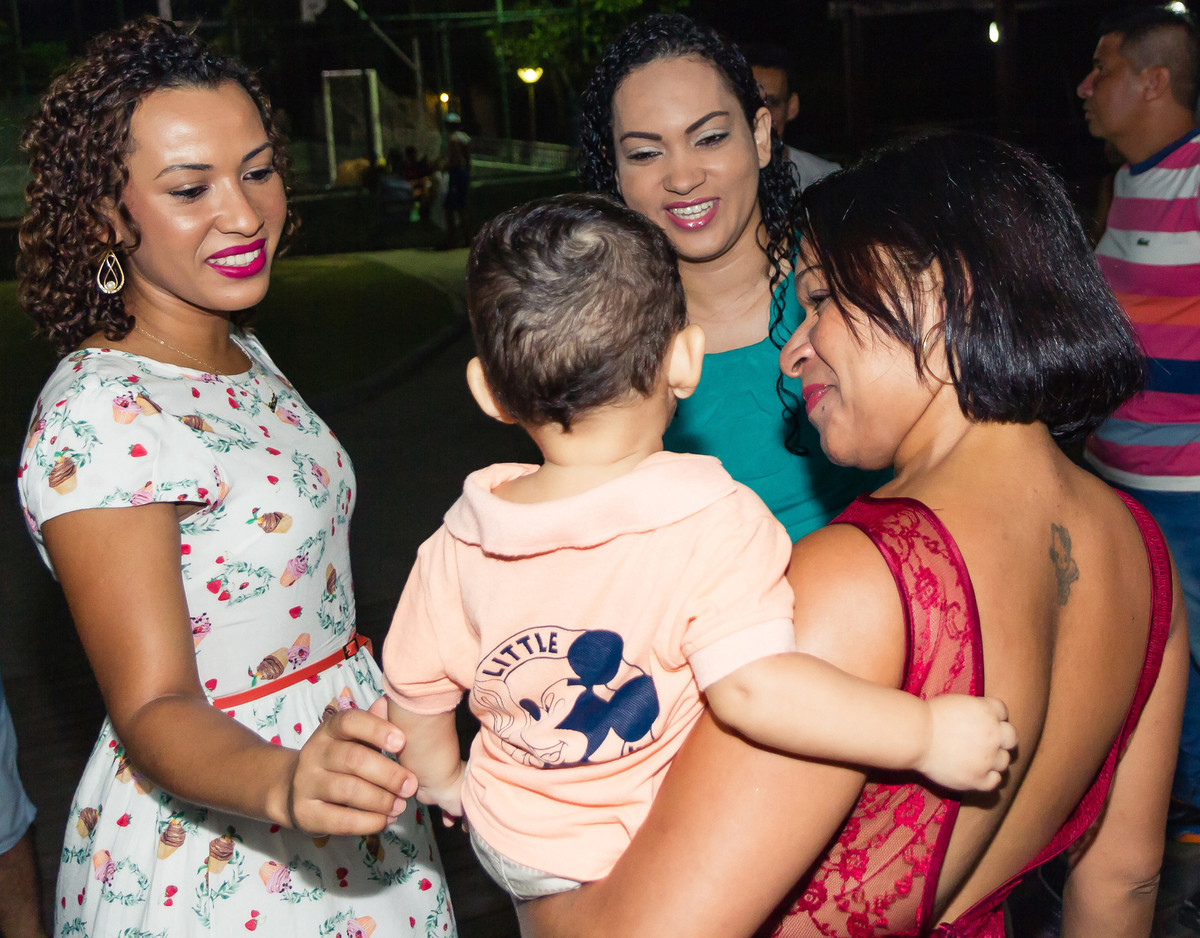 Mãe, filho e convidados pelo fotógrafo Douglas Maia