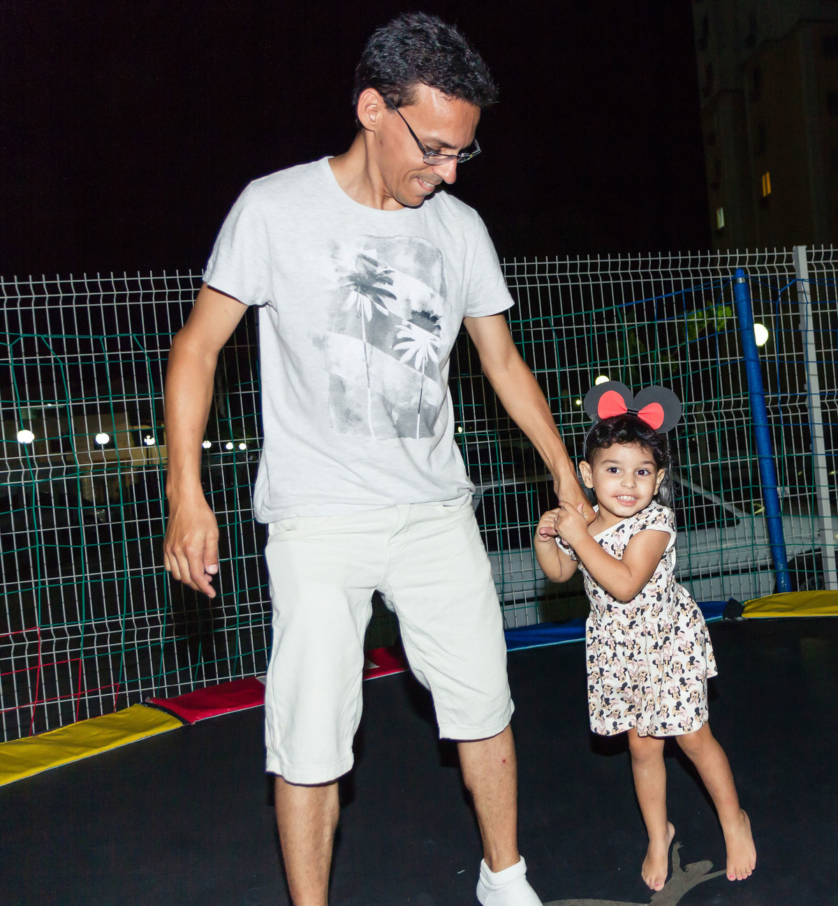 Helena e seu papai no pula-pula pelo fotógrafo Douglas Maia