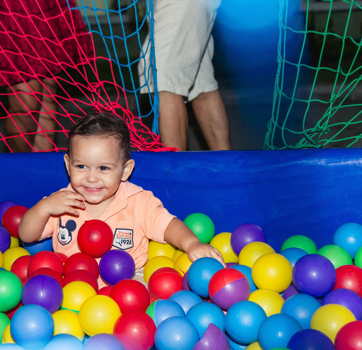 Irmão na piscina de bolinhas pelo fotógrafo Douglas Maia