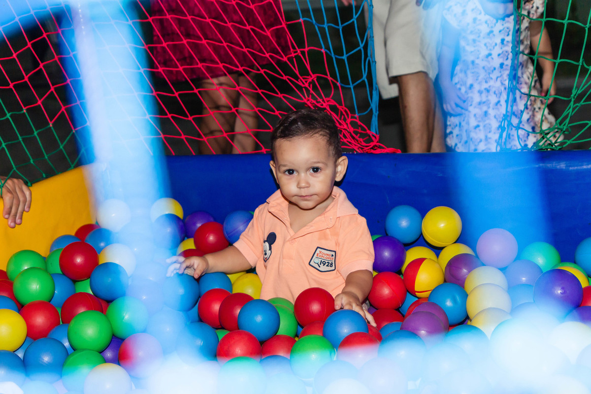 Irmãozinho na piscina de bolinhas pelo fotógrafo Douglas Maia