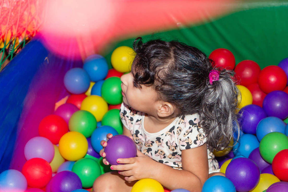 Helena dentro da piscina de bolinhas pelo fotógrafo Douglas Maia
