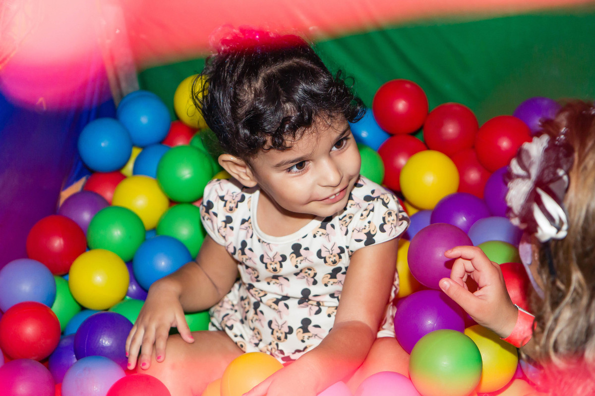 Helena sentada na piscina de bolinhas pelo fotógrafo Douglas Maia