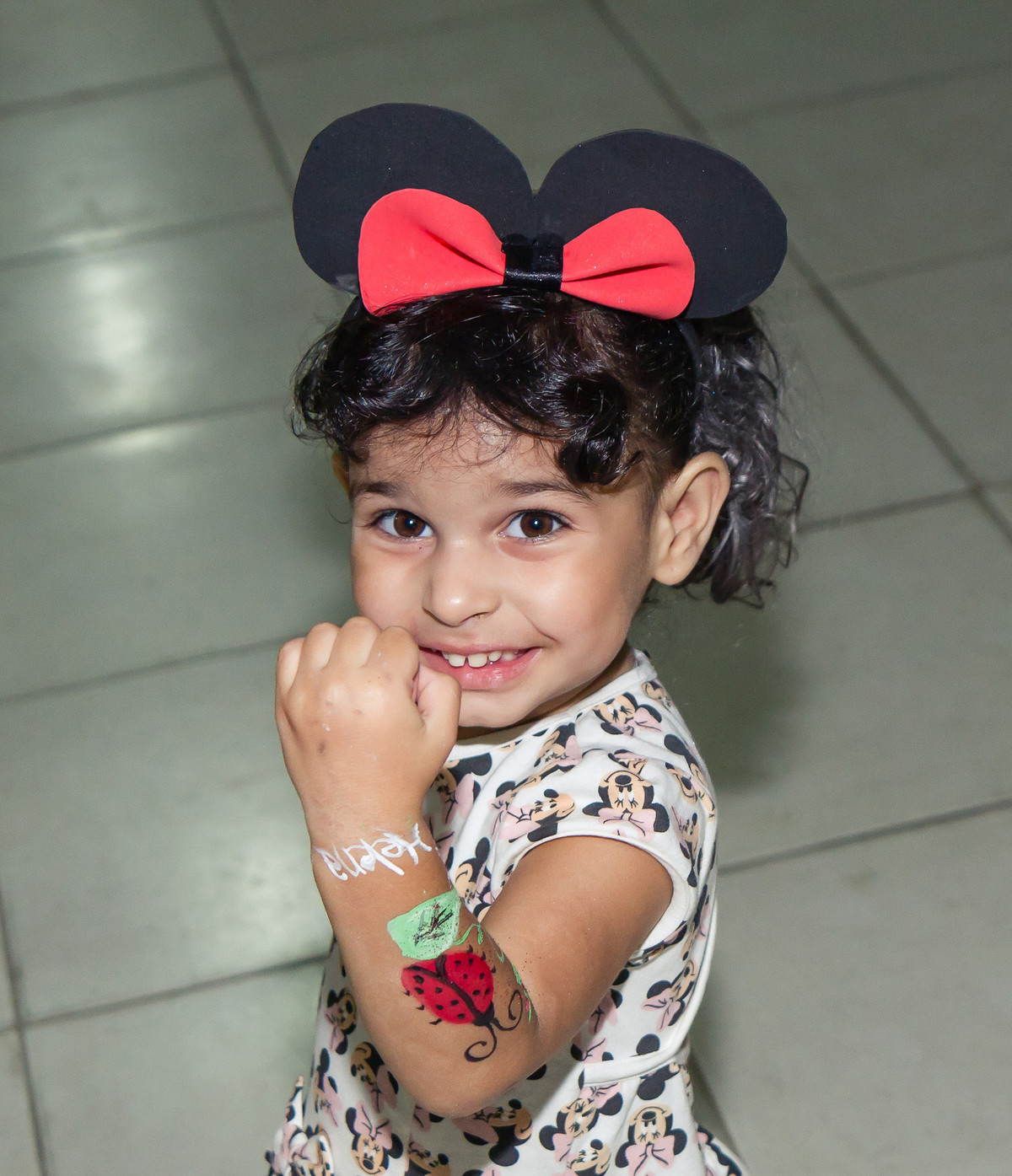 Helena feliz com a pintura no seu braço pelo fotógrafo Douglas Maia