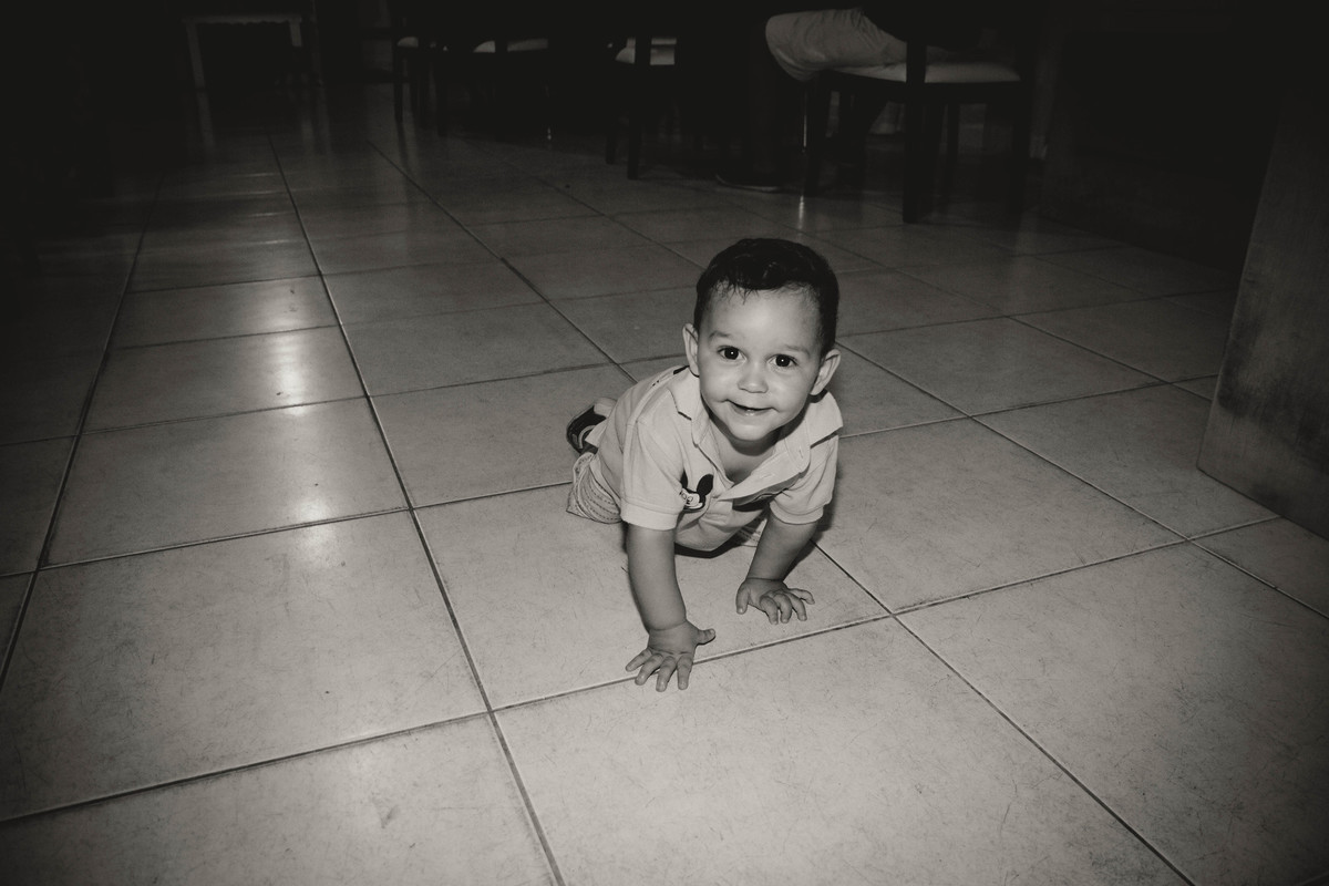Irmãozinho engatinhando pelo fotógrafo Douglas Maia
