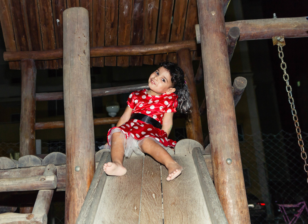 Helena faz pose no escorregados pelo fotógrafo Douglas Maia