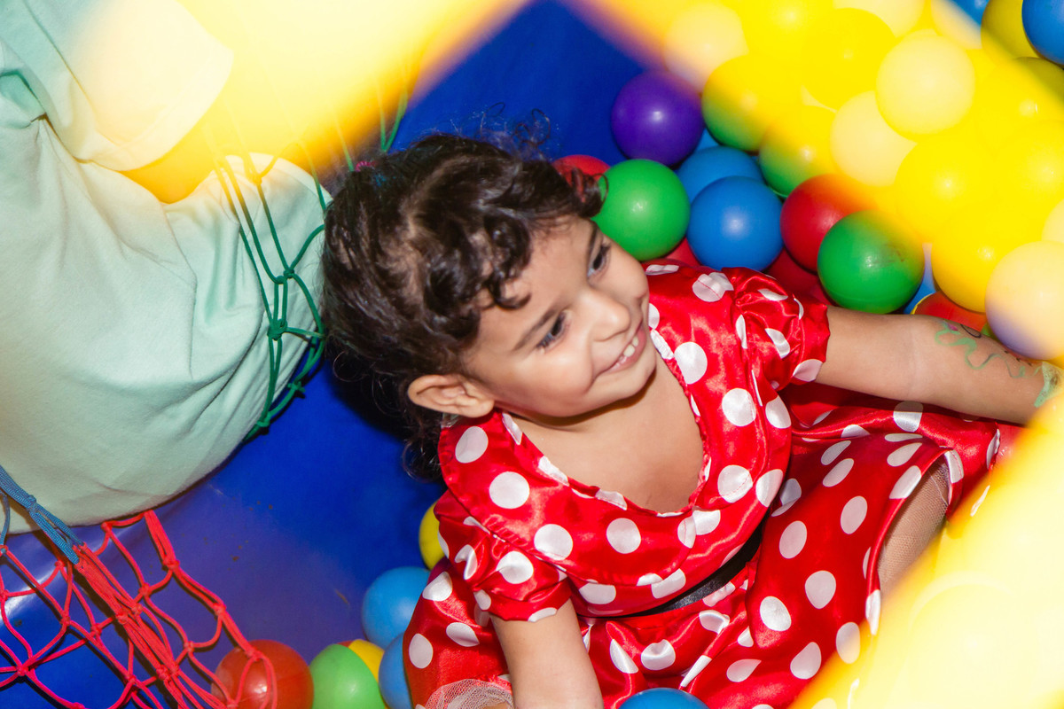 Helena vestida de Minnie na piscina de bolinhas pelo fotógrafo Douglas Maia