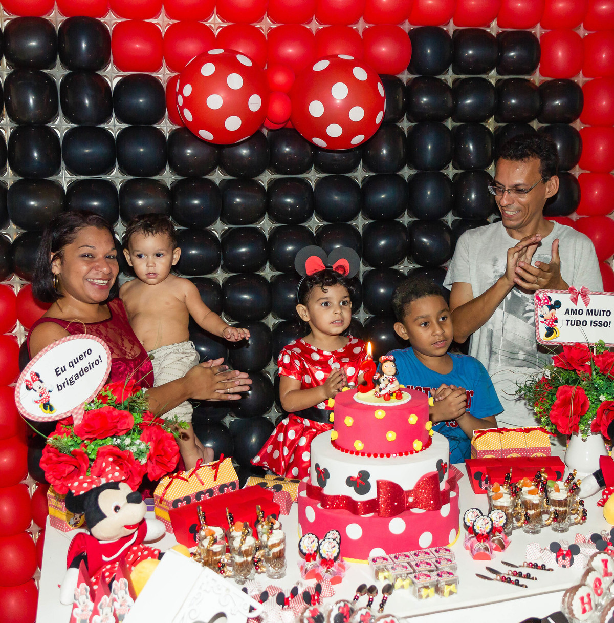 Família canta parabéns pelo fotógrafo Douglas Maia