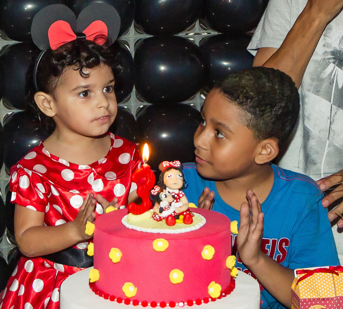Helena e irmão cantam parabéns pelo fotógrafo Douglas Maia