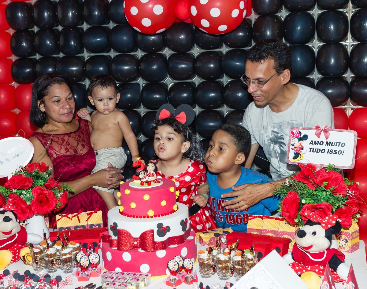 Helena soprando a vela pelo fotógrafo Douglas Maia