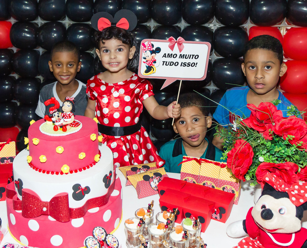 Helena segura placa pelo fotógrafo Douglas Maia