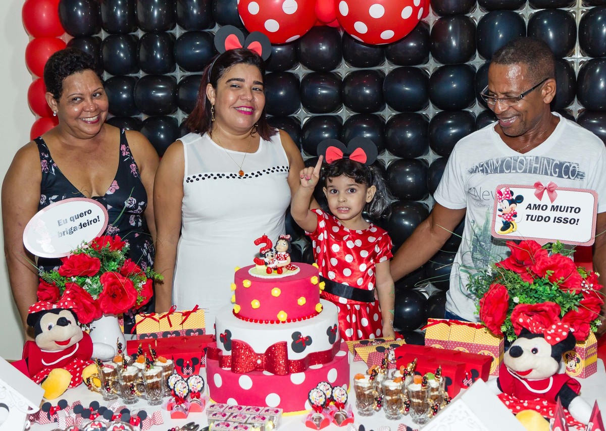 Helena aponta o dedo ao lado de convidados pelo fotógrafo Douglas Maia