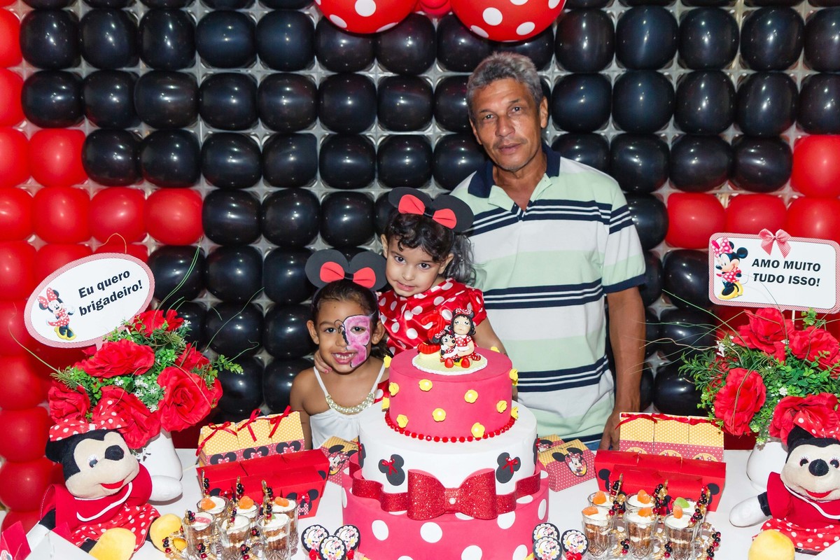 Helena ao lado de menina com pintura no rosto pelo fotógrafo Douglas Maia