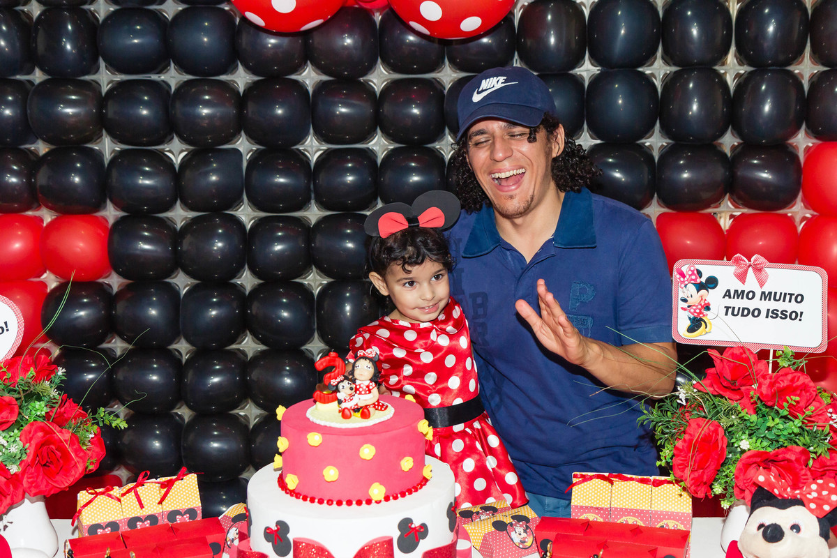 Helena e convidado sorrindo pelo fotógrafo Douglas Maia