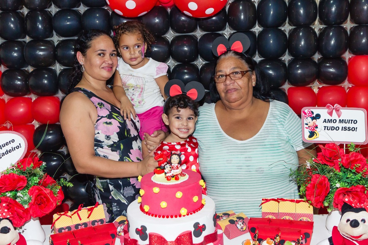 Helena posa ao lado de convidadas pelo fotógrafo Douglas Maia