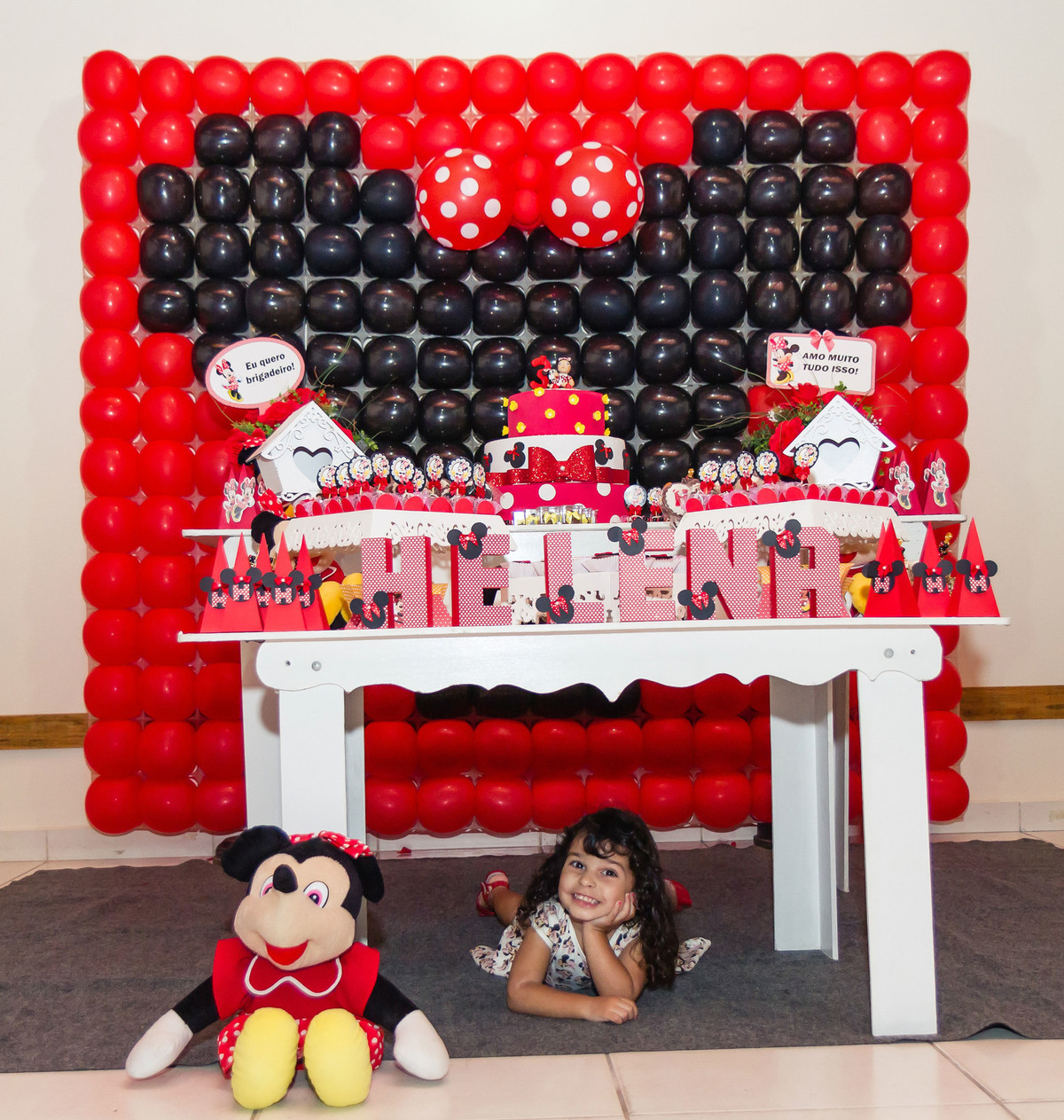 Helena posando pra foto debaixo da mesa  pelo fotógrafo Douglas Maia