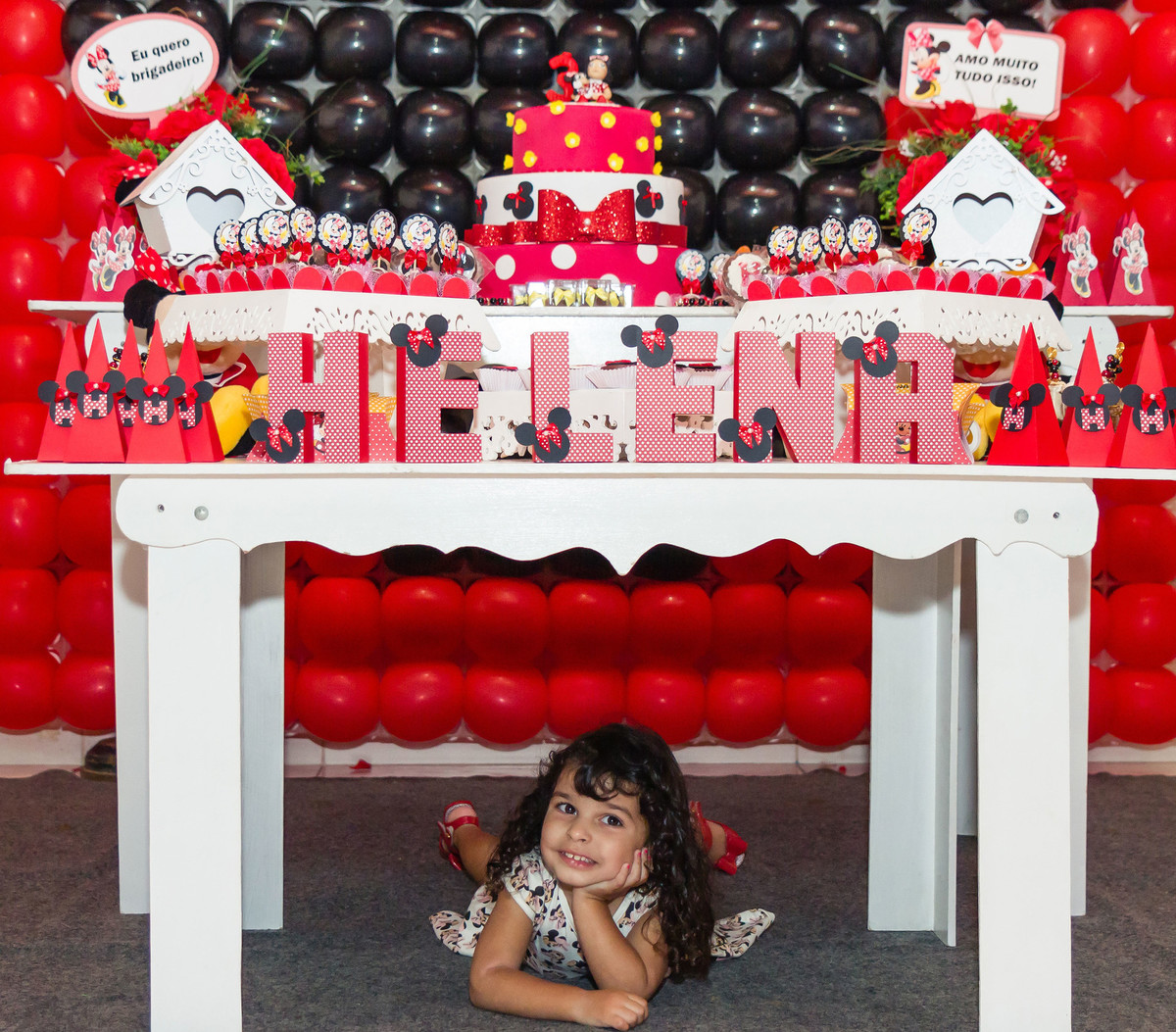 Helena deitada no chão  pelo fotógrafo Douglas Maia