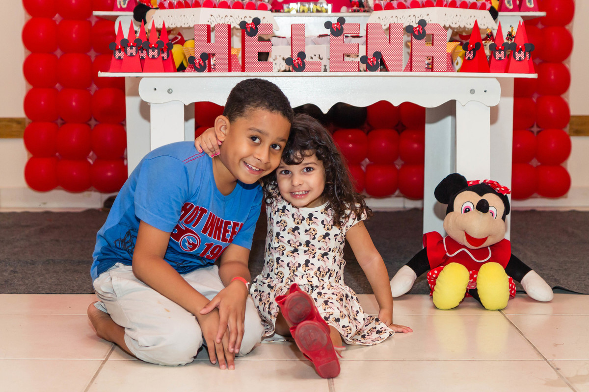 Helena carinhosa com seu irmão pelo fotógrafo Douglas Maia