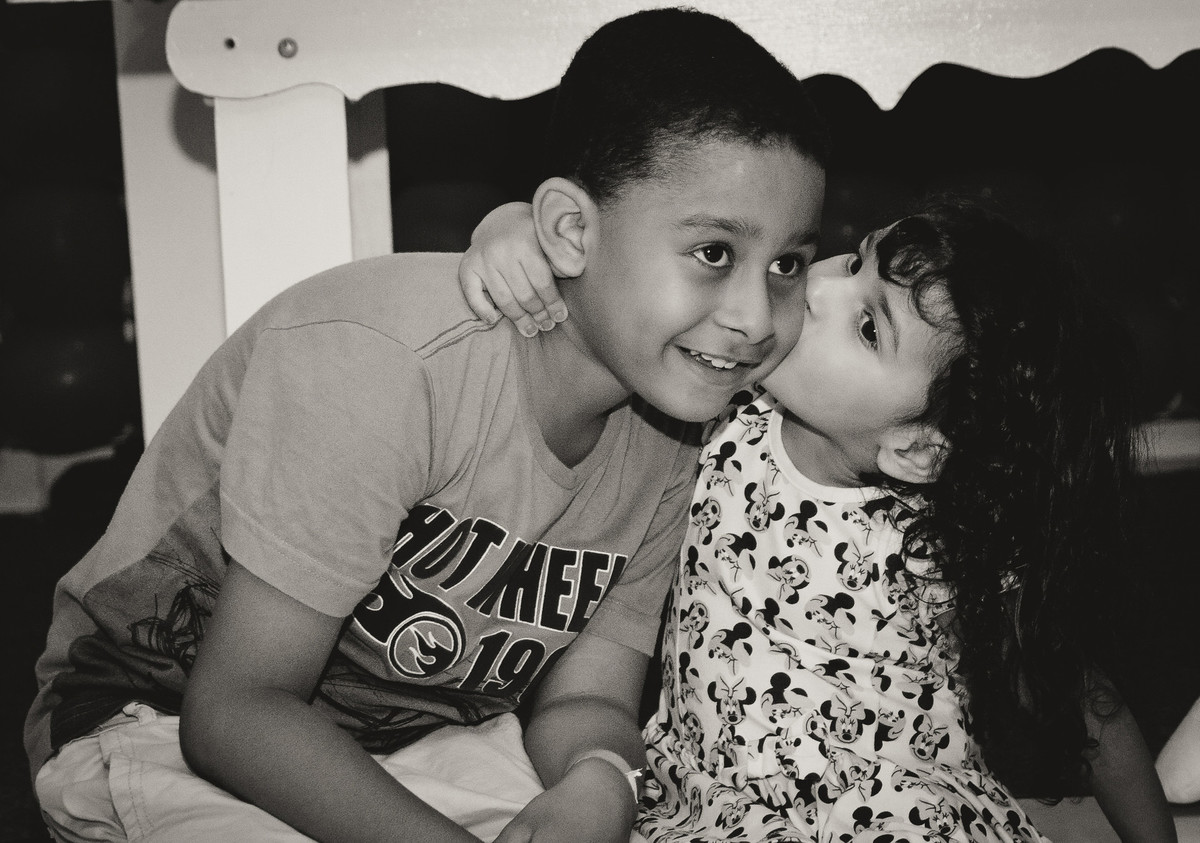 Helena beija seu irmão pelo fotógrafo Douglas Maia