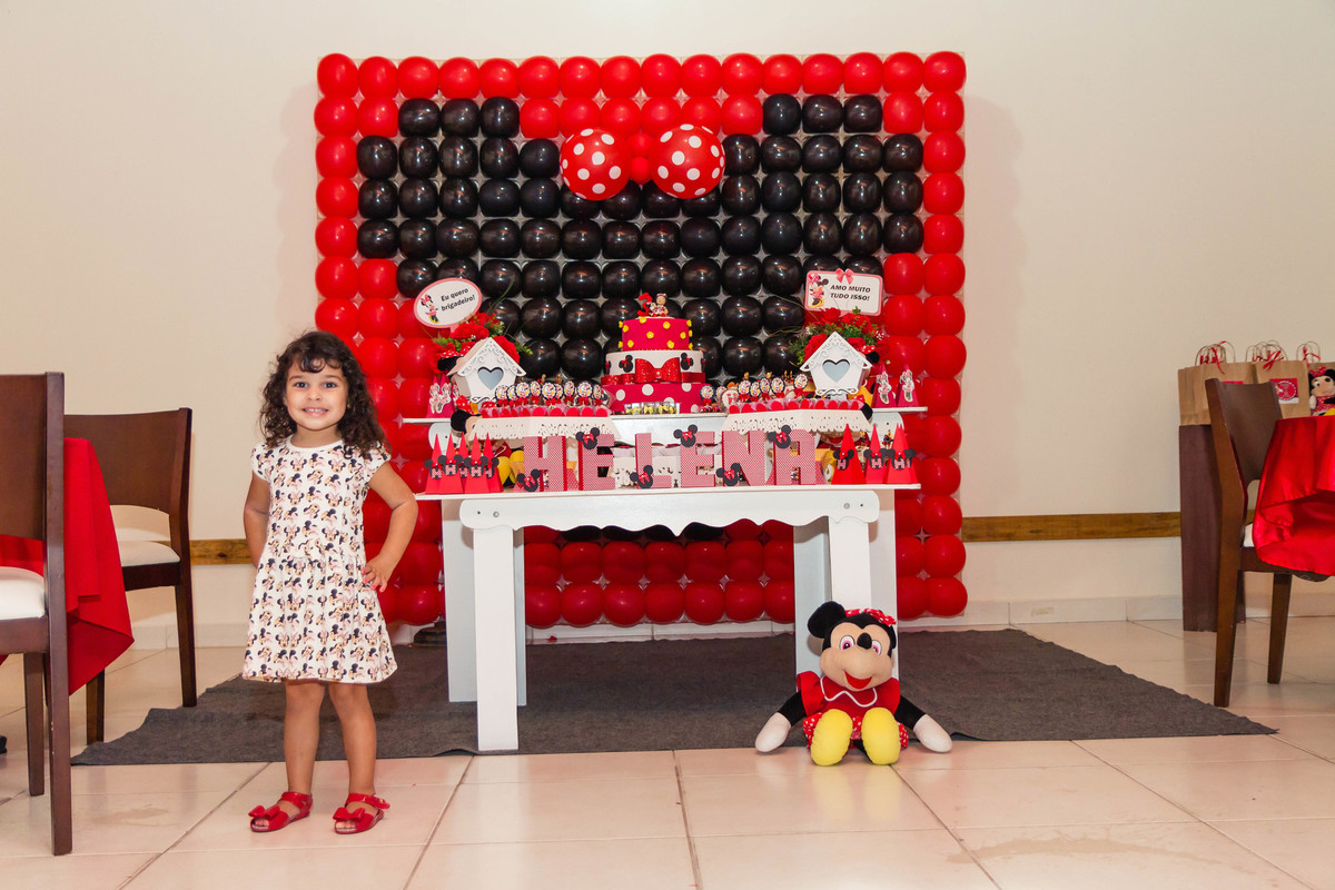 Helena ao lado da mesa pelo fotógrafo Douglas Maia