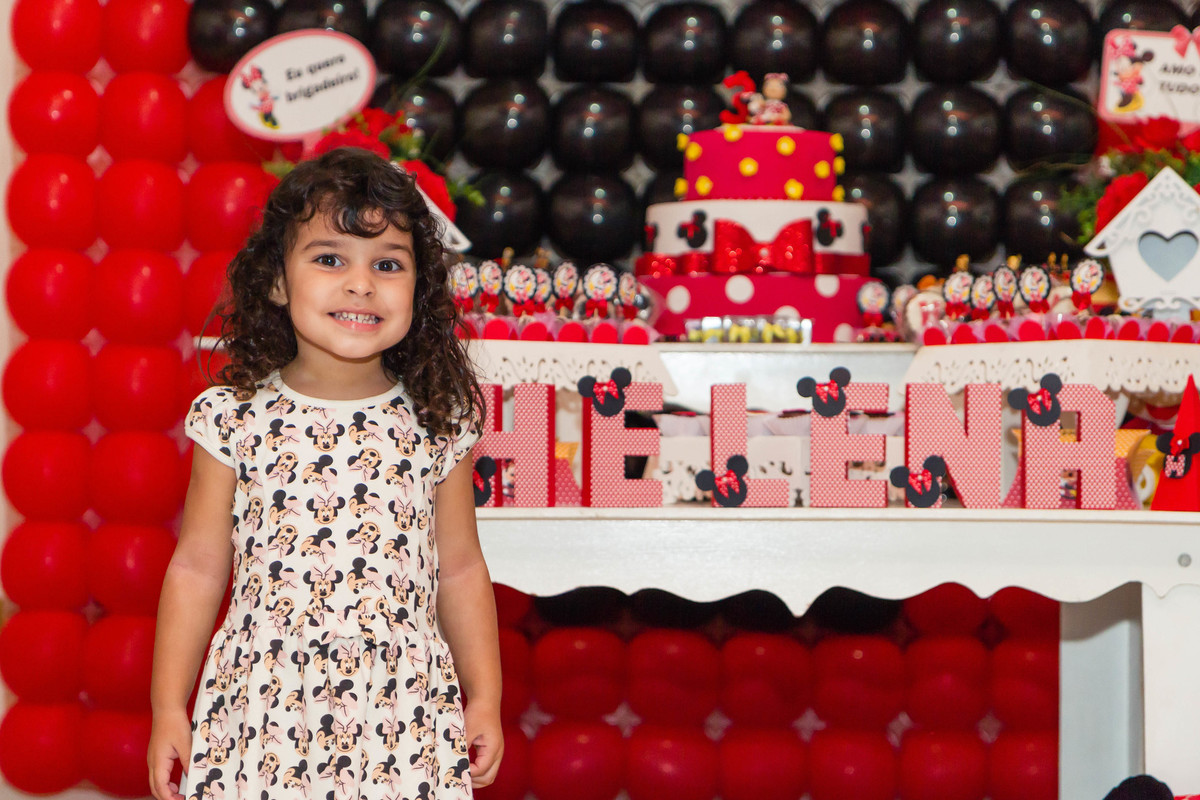 Helena sorrindo ao lado da mesa pelo fotógrafo Douglas Maia