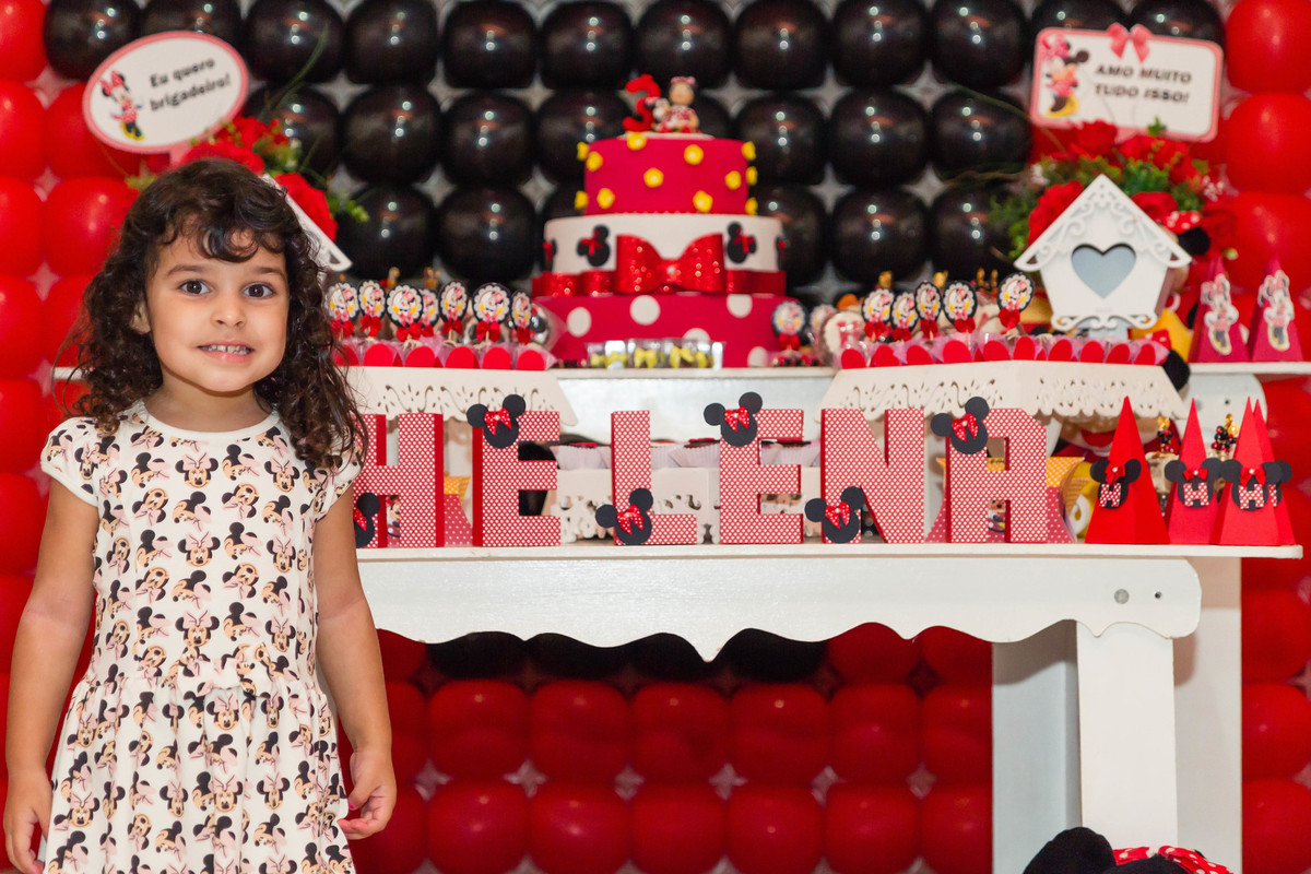 Helena alegre ao lado da mesa pelo fotógrafo Douglas Maia