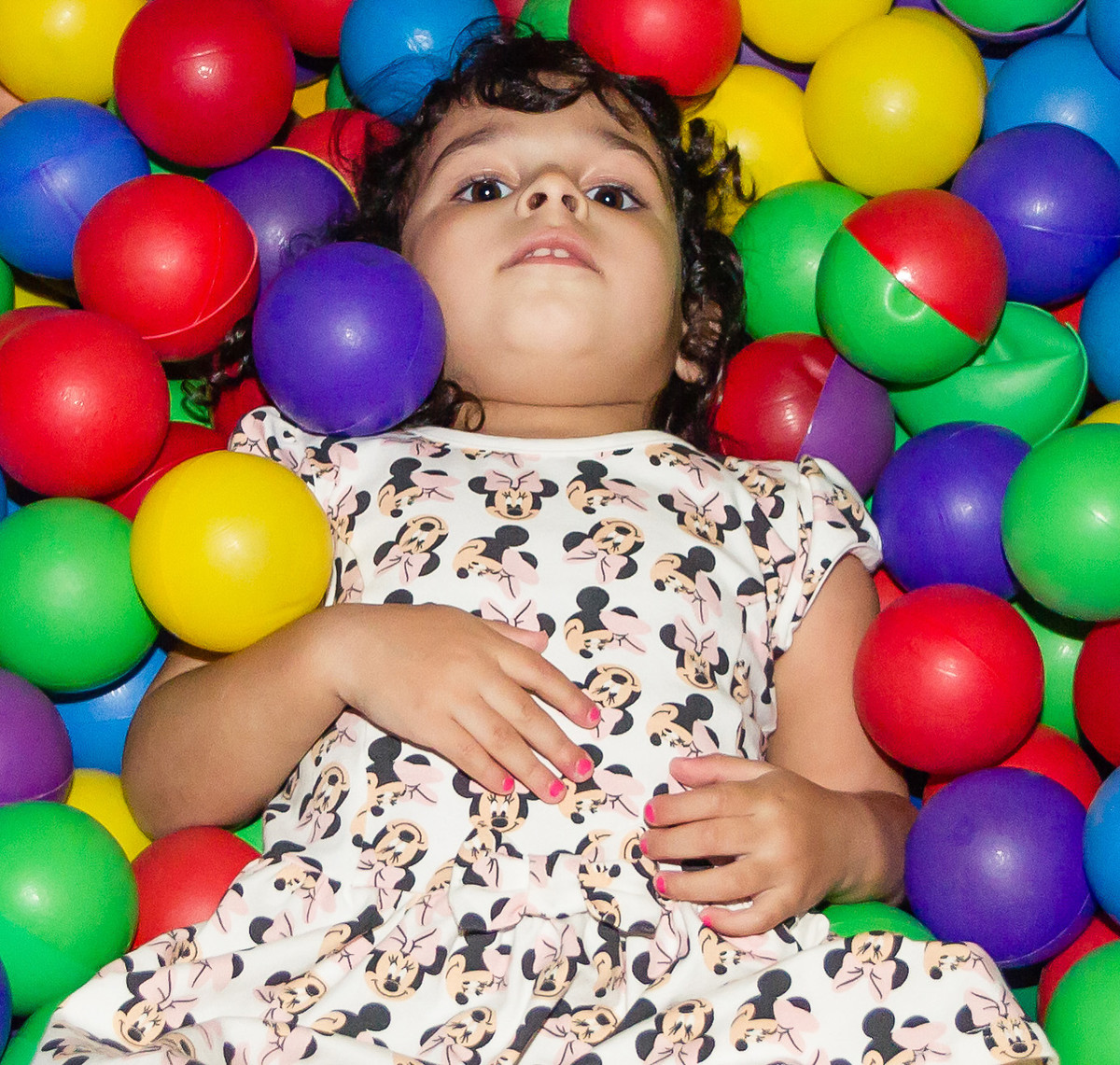 Helena na piscina de bolinhas pelo fotógrafo Douglas Maia