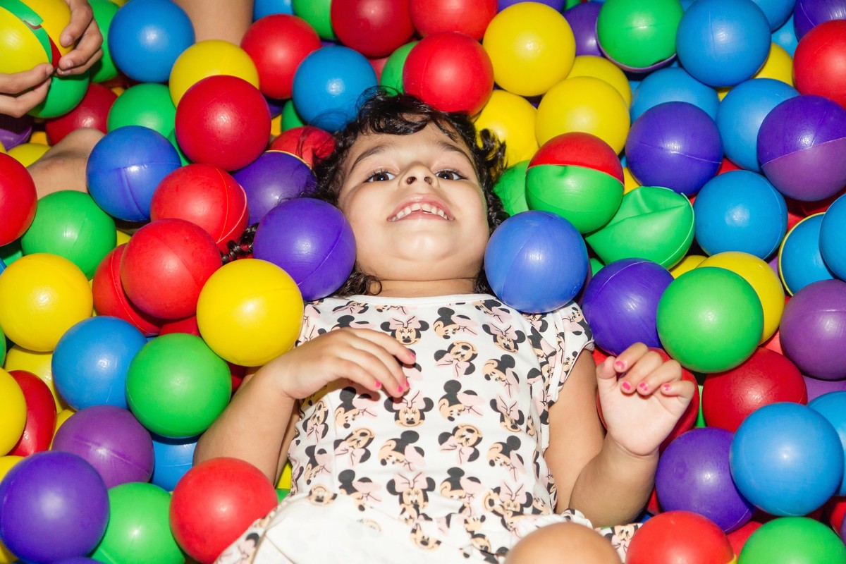 Helena se divertindo na piscina de bolinhas pelo fotógrafo Douglas Maia