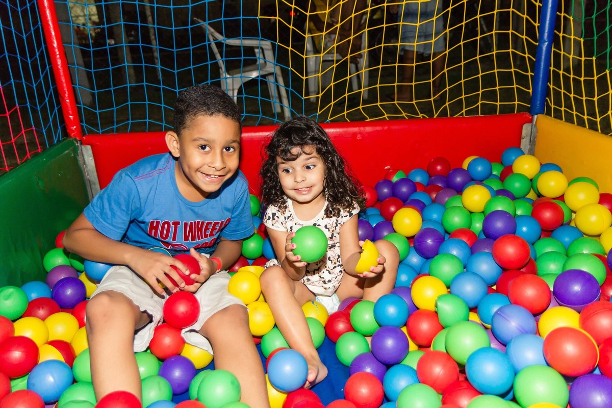 Brincadeiras na piscina de bolinhas pelo fotógrafo Douglas Maia