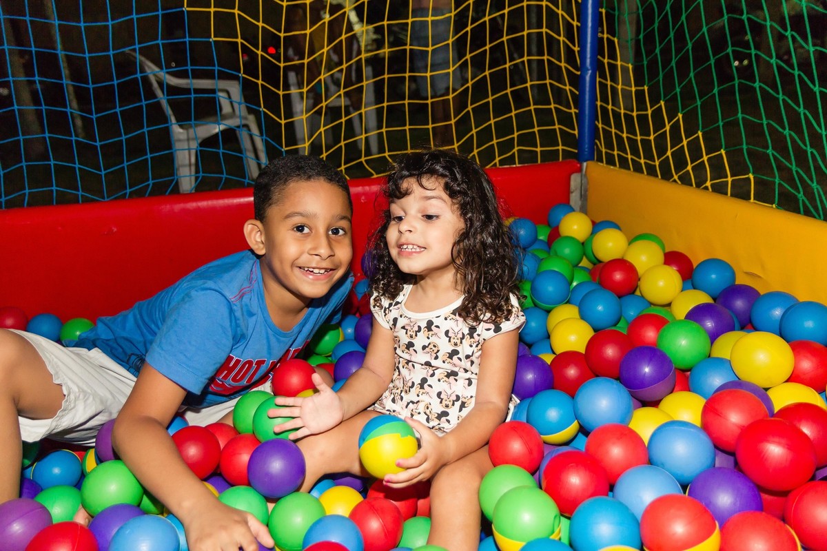 Amigos na piscina de bolinhas pelo fotógrafo Douglas Maia