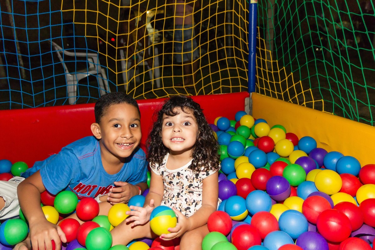 Sorrisos na piscina de bolinhas pelo fotógrafo Douglas Maia
