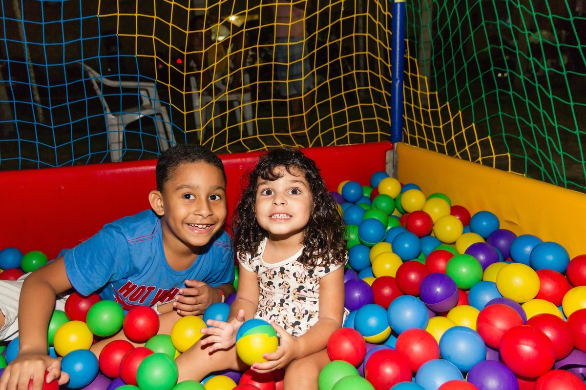 Irmãos na piscina de bolinhas pelo fotógrafo Douglas Maia
