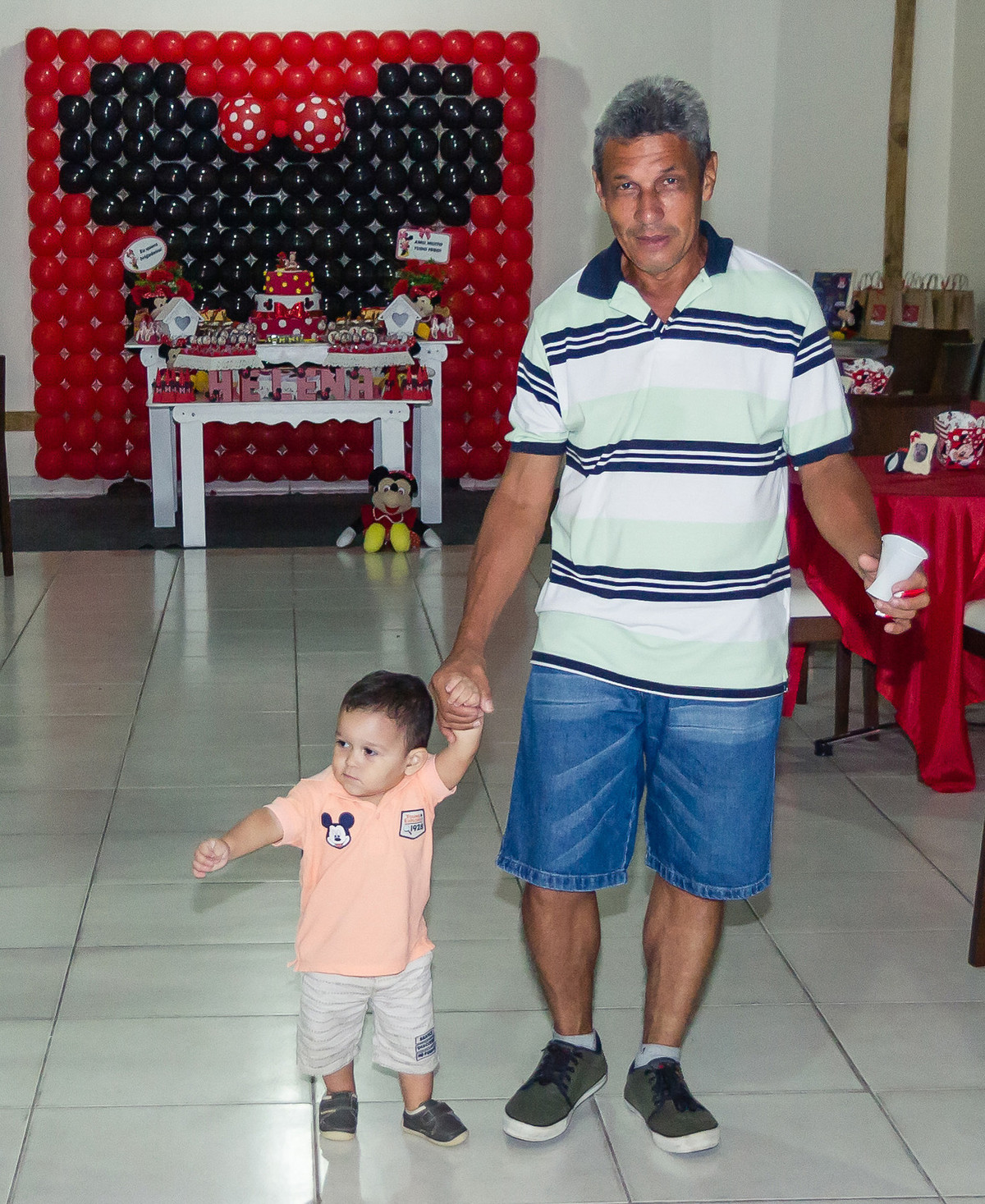 Irmão andando pelo fotógrafo Douglas Maia