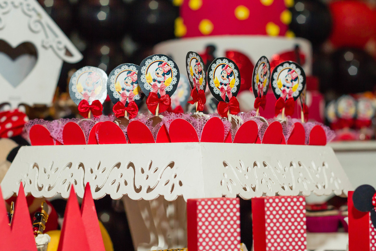 Bombons com palitos personalizados Tema Minnie pelo fotógrafo Douglas Maia