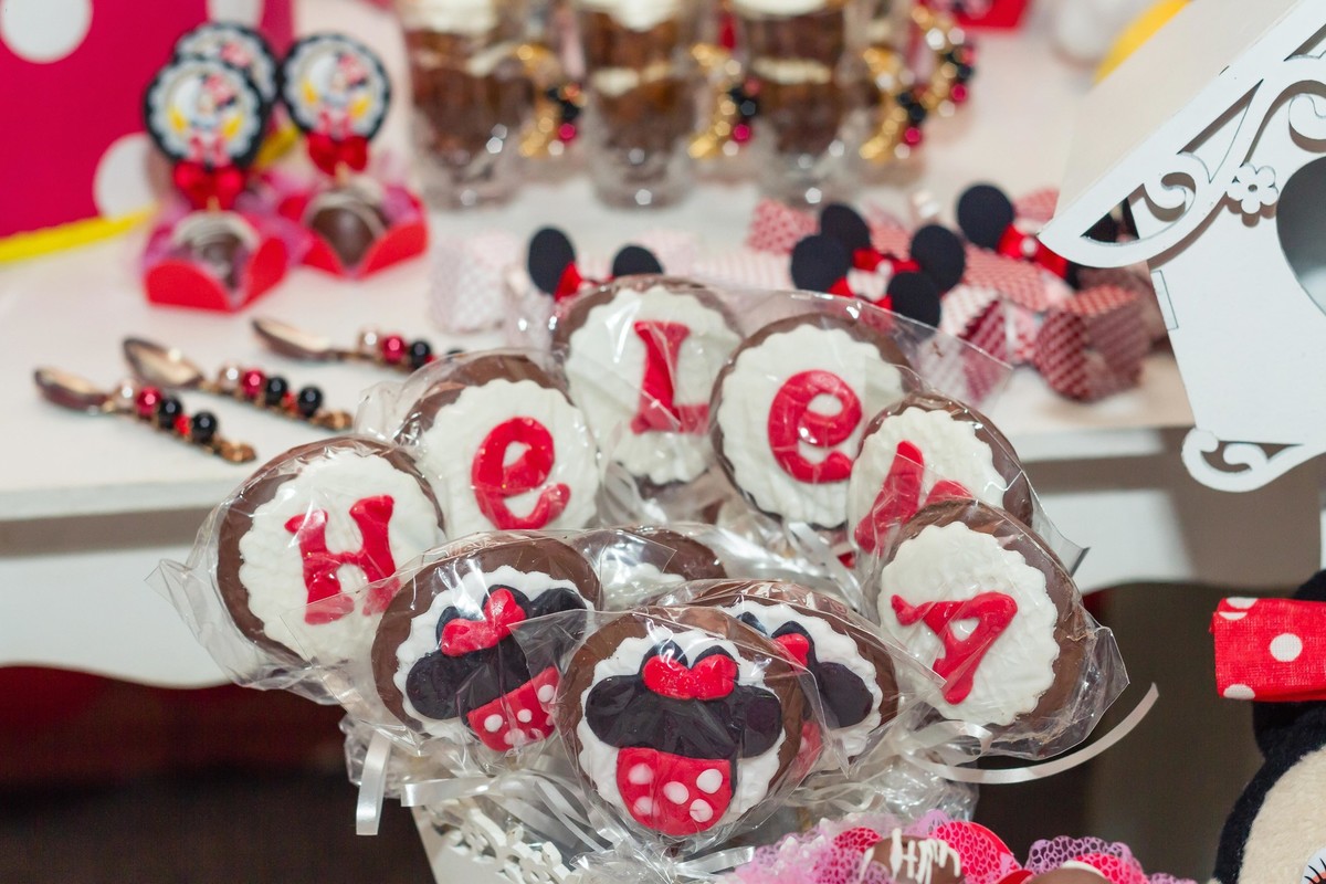 Pirulito de chocolate personalizado Helena Tema Minnie pelo fotógrafo Douglas Maia